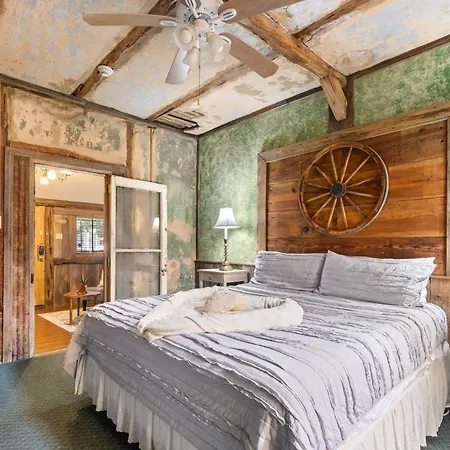 #5 The Dog Run Suite At Garrison In Gruene